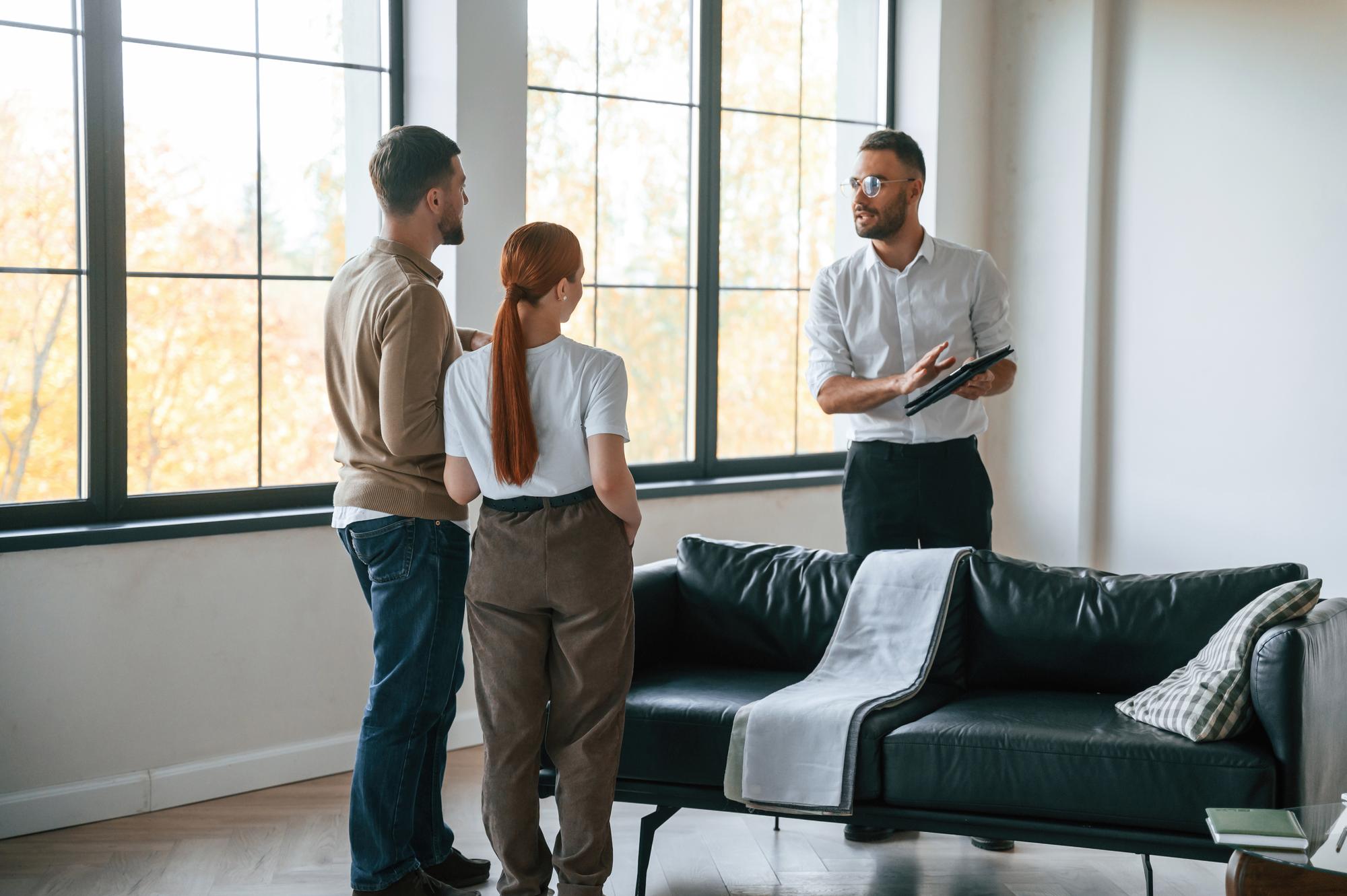 agent imobiliar discutand cu proprietar intr-un apartament